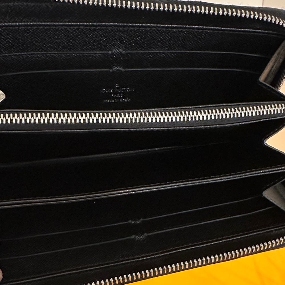 Louis Vuitton Epi Black zipper round wallet - Picture 6 of 15
